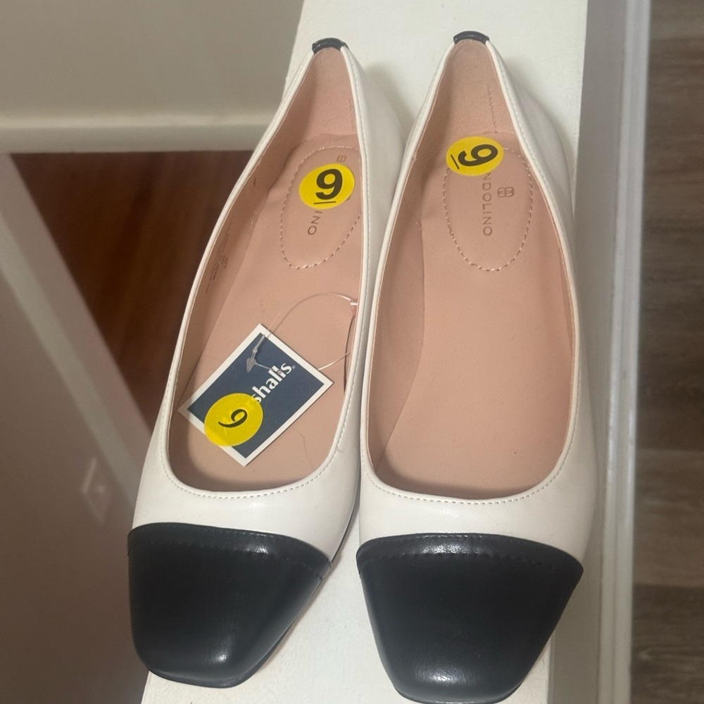 Bandolino Women's Black and White Flats